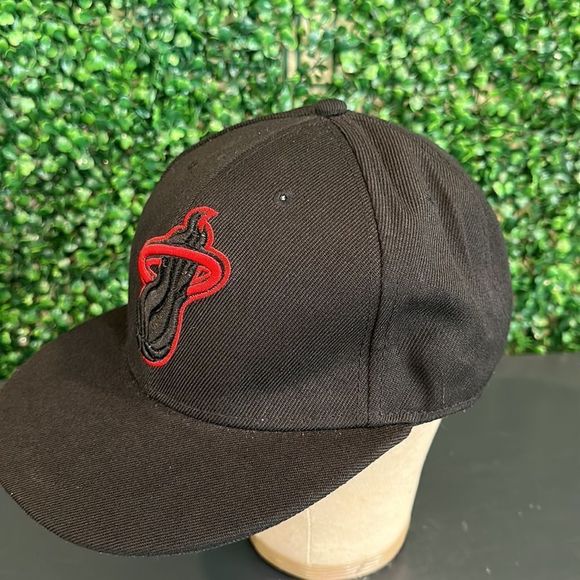 Mitchell & Ness Black Miami Heat SnapBack Hat with Red Logo & Heat under brim! - Picture 2 of 6